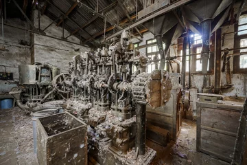Schilderijen op glas oude verlaten fabriek © Jaume