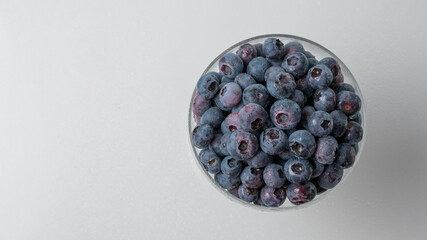 Blaubeeren in Glasschale auf weißem Hintergrund
