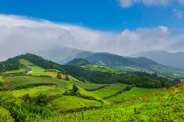 Obraz premium Krajobraz górzystej doliny wyspy Sao Miguel, Portugalia