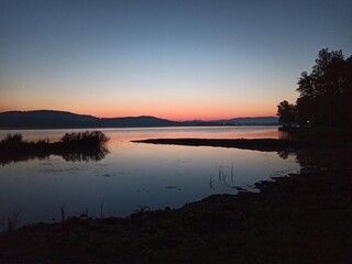 Fototapeta na wymiar dawn on the lake