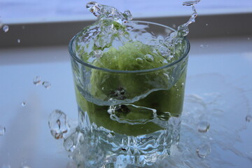 apple in water