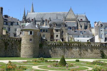 Remparts et cathédrale Saint-Pierre à Vannes en Bretagne