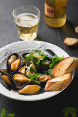 Mussels with parsley and crispy baguette