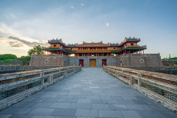 Naklejka premium Ngo Mon gate - the main entrance of forbidden Hue Imperial City in Hue city, Vietnam, during sunset time