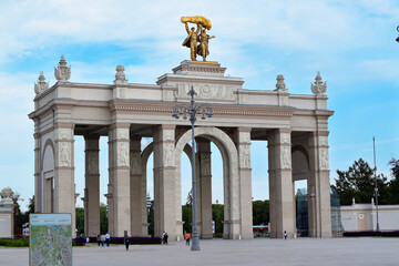 Obraz premium Moscow, Russia - July 2, 2020: Main entrance to the VDNKh park against the cloudy sky