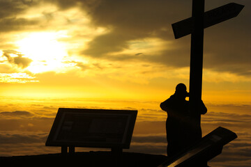 Obraz premium cross at sunset