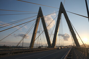 Obraz premium millennium bridge against the backdrop of the evening sky