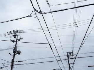 曇り空と交差する電線