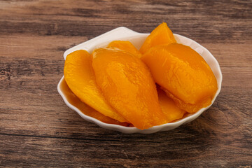 Sweet mango slices in syrop