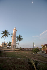 phare blanc entour&eacute; de palmier devant une m&egrave;re superbe au  sud de l'ile du Sri Lanka