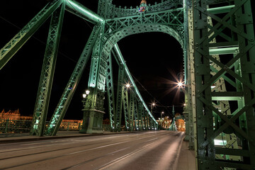 Fototapeta na wymiar Brücke, Freiheitsbrücke bei Nacht Detailansicht in Budapest Ungarn