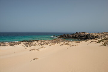 Fototapeta na wymiar Dunas de Corralejo con vista al mar, Fuerteventura
