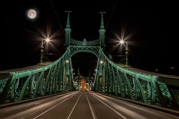 Fototapeta na wymiar Brücke, Freiheitsbrücke bei Nacht mit Vollmond in Budapest Ungarn
