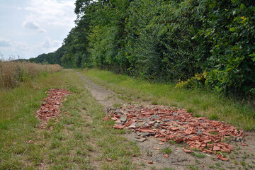 mit bauschutt aufgefüllter feldweg