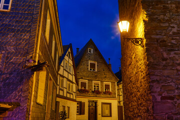 Schiefer- und Fachwerkfassaden in der Altstadt von Essen Kettwig bei Nacht