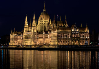 Fototapeta na wymiar Parlament in Budapest, Ungarn, mit Donau bei Nacht und Wasserspiegelung