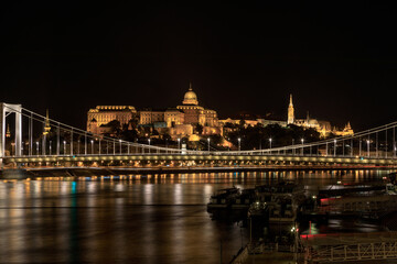 Brücke,  Elisabethbrücke mit Fischerbastei und Burgschloß  bei Nacht, Budapest Ungarn