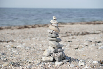 Steinhaufen Meditation am Strand