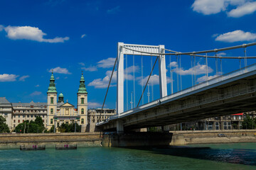 Fototapeta na wymiar Elisabethbrücke mit Inner-City Mutter Kirche der Seligen Jungfrau, Budapest Ungarn