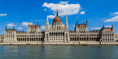 Fototapeta premium Budapest mit Parlament , Ungarn, mit Donau Panorama