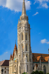 Fototapeta na wymiar Kirchturm der Matthiaskirche in Budapest, Ungarn