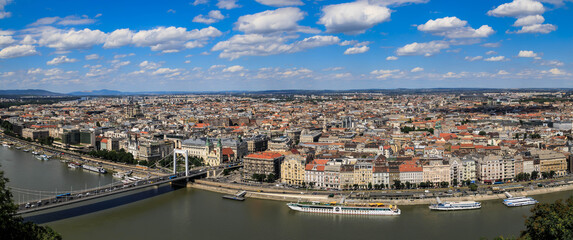 Budapest, Ungarn, Blick von oben auf die Donau Elisabethbrücke Panorama