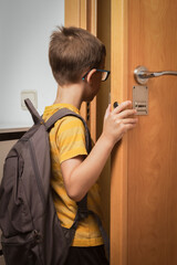 Niño sale de casa para ir al colegio