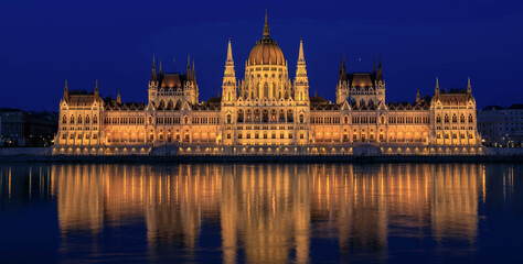 Naklejka premium Parlament in Budapest, Ungarn, mit Donau blaue Stunde mit Wasserspiegelung