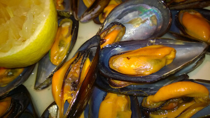 Steamed mussels with lemon © imaSource