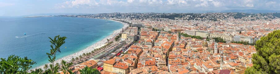 Fototapeta na wymiar Panoramas sur la baie des anges et le Vieux Nice