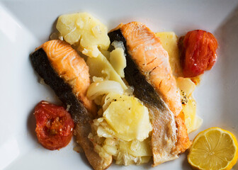 salmon con patatas y tomate al horno