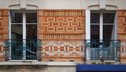 Fototapeta na wymiar Façade en brique immeuble Paris