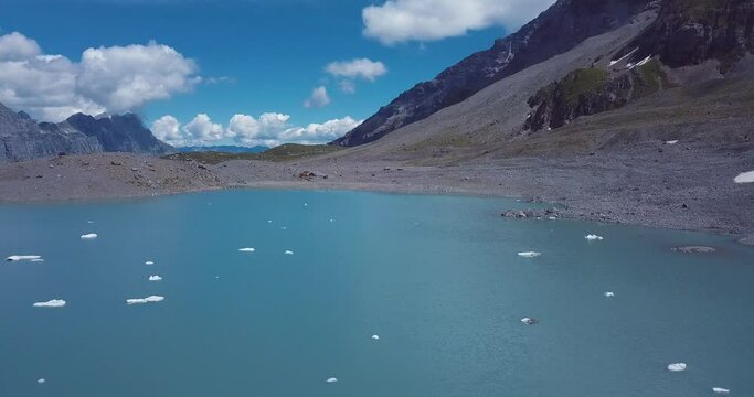 lac d'un glacier et ses morceau de glace flottant - Suisse