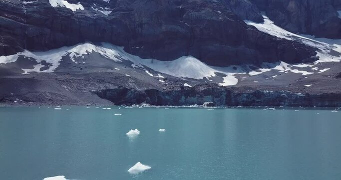 icebergs flottant dans un lac glaciaire - Suisse