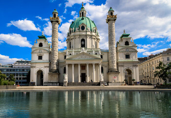 Fototapeta na wymiar Karlskirche mit Brunnen in Wien Österreich