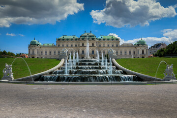 Fototapeta na wymiar Schloss Belvedere mit Brunnen und Kaskaden in Wien Österreich