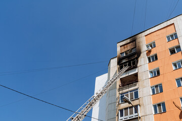 Obraz na płótnie Canvas fire on the balcony of a multi-storey building, black clouds of smoke, apartment smoke, extinguishing fire in a residential building, fire escape, emergency, fire, open fire, house fire