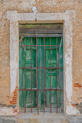 Fototapeta na wymiar The old green latticed window