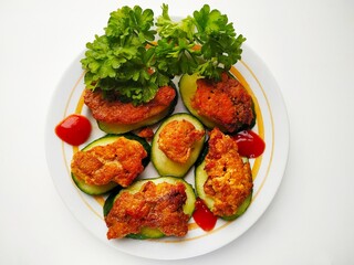 huevas de pescado frito en una rodaja de pepino decorado con eneldo