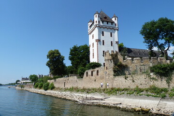 Fototapeta na wymiar Eltville am Rhein Promenade und Turm Kurfürstliche Burg