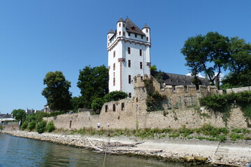 Fototapeta na wymiar Eltville am Rhein Promenade und Turm Kurfürstliche Burg