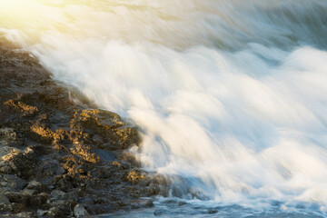 Wasserfall und Sonnenlicht  