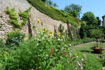 Burggarten mit Mauern in Eltville am Rhein