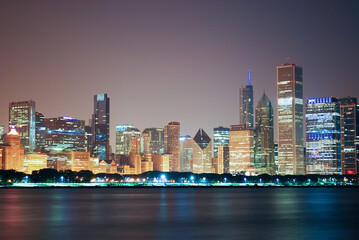 Fototapeta premium nocny widok na miasto z wysokimi budynkami