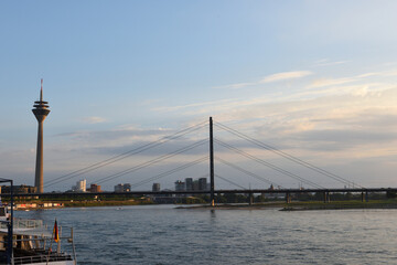 rheinuferpromenade in düsseldorf, deutschland