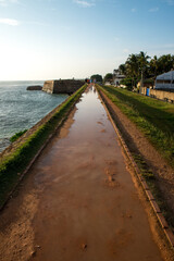 Fototapeta na wymiar rempart d'un ancien fort sur un bord de plage au sud du sri Lanka