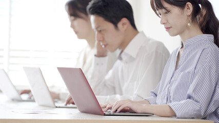 Obraz premium オフィスでパソコンを使う男女