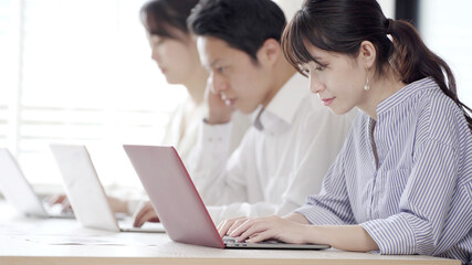 オフィスでパソコンを使う男女