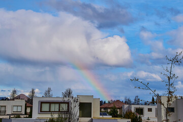 Cielo nublado formando un arcoíris