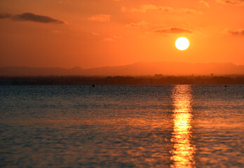 un precioso atardecer desde el mar